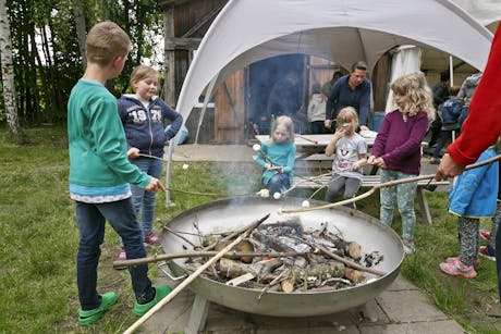 camping KNAUS Walkenried kampvuur kinderen