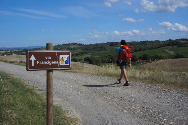 Italië Via Francigena - wandelaar onderweg