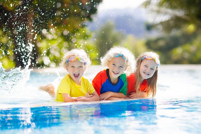 Kinderen in zwembad - sfeer