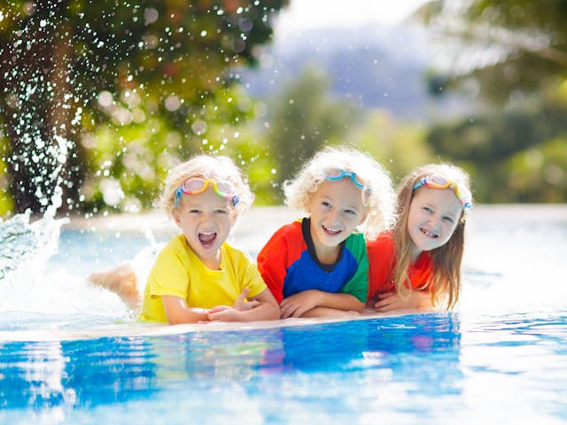 Kinderen in zwembad - sfeer