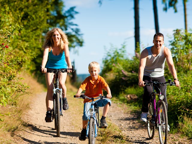 familie met kind mountainbike - sfeer