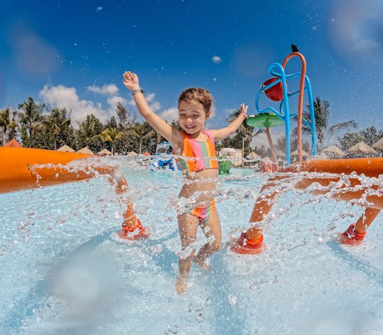 Kind in waterpark