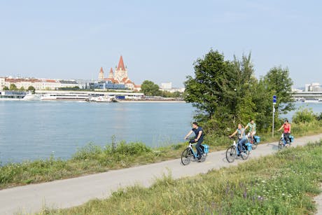 Fietsers langs de Donau © Donau Touristik