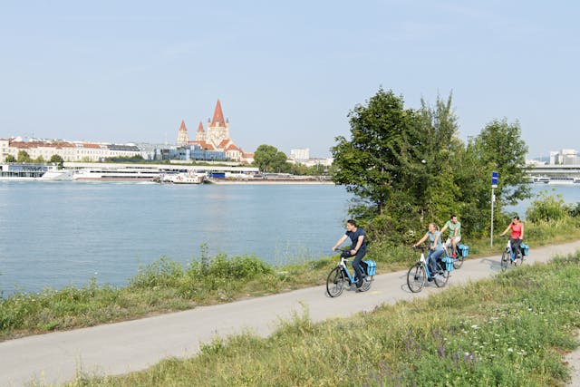 Fietsers langs de Donau © Donau Touristik