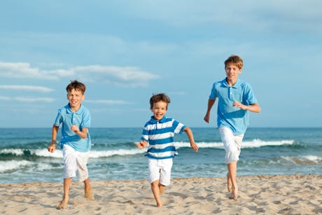 Stockbeeld kinderen op het strand