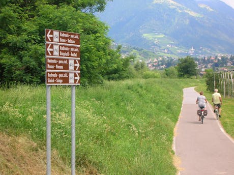 Etsch / Wegwijzer Merano  © Donau Touristik