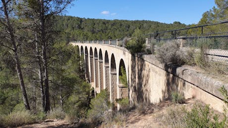 Viaduct onderweg Zafan Greenway Spanje