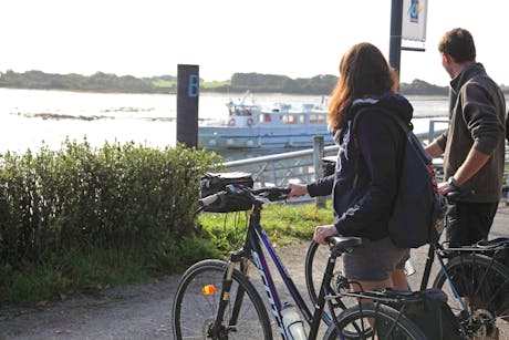 Fietsers bij boot