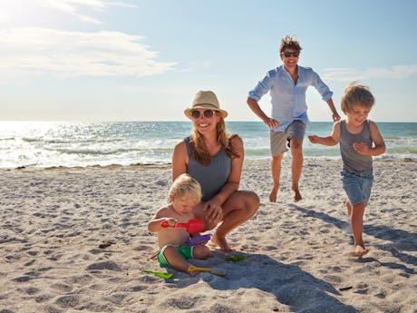 Gezin aan het strand