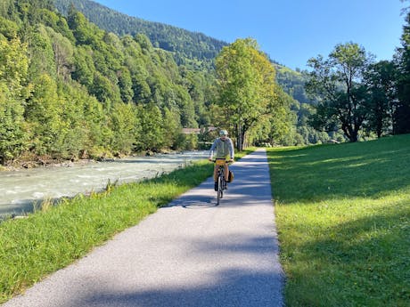 Tauern Rundfahrt fietser langs de rivier EB