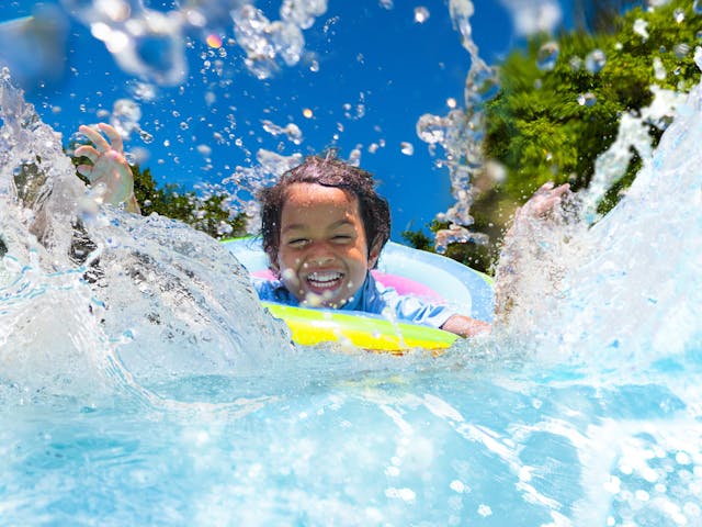stockbeeld kind in water