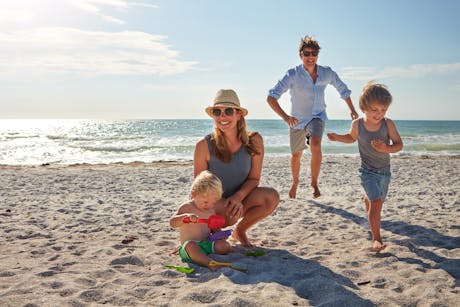 gezin op strand